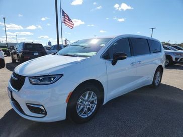 New 2026 Chrysler Pacifica Select