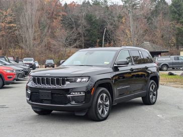 2024 Jeep Grand Cherokee 4xe in a Diamond Black Crystal Pearl Coat exterior color and Global Blackinterior. Brattleboro CDJR 802-251-1111 brattleborocdjr.com 