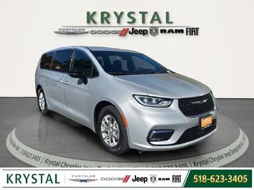 Used 2026 Chrysler Pacifica Select