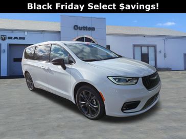 New 2026 Chrysler Pacifica Select