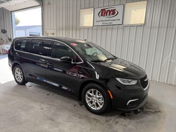 Used 2026 Chrysler Pacifica Select