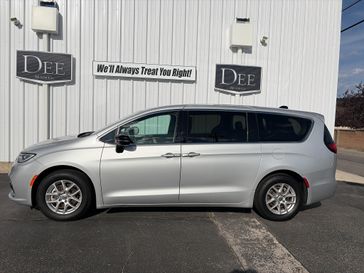 Used 2024 Chrysler Pacifica Touring L