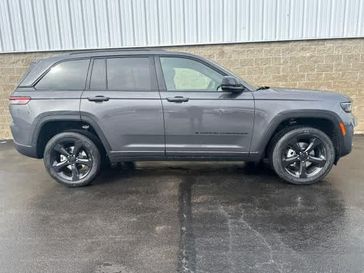 2024 Jeep Grand Cherokee Altitude X 4x4 in a Baltic Gray Metallic Clear Coat exterior color and Global Blackinterior. Wilmington Auto Center Chrysler Dodge Jeep Ram (937) 556-6430 wilmingtonautocentercdjr.com 