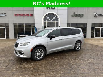 New 2026 Chrysler Pacifica Select Awd