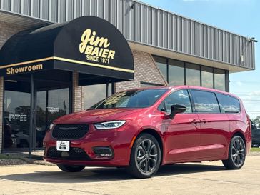 New 2026 Chrysler Pacifica Select