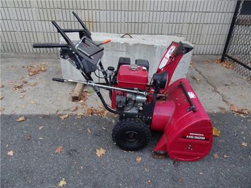 2013 Honda HS928W  in a Red exterior color. New England Powersports 978 338-8990 pixelmotiondemo.com 