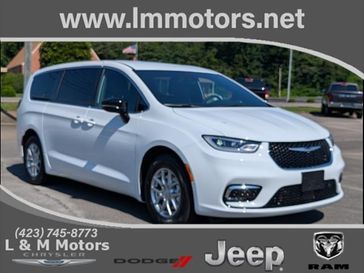 New 2025 Chrysler Pacifica Select