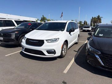 Used 2025 Chrysler Pacifica Select