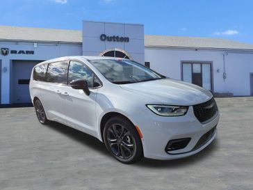 New 2026 Chrysler Pacifica Select