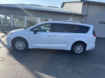 New 2026 Chrysler Pacifica Select
