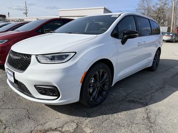 New 2026 Chrysler Pacifica Select