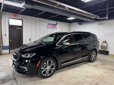 New 2026 Chrysler Pacifica Pinnacle in a Diamond Black Crystal Pearl Coat exterior color and Black/Sepiainterior. Jensen Chrysler Dodge Jeep Ram 507-354-0542 jensenchryslerdodgejeepram.com 