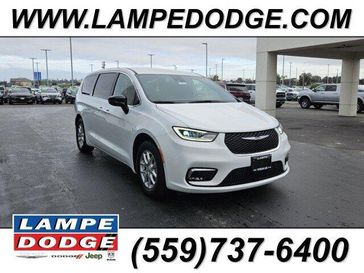 New 2026 Chrysler Pacifica Select