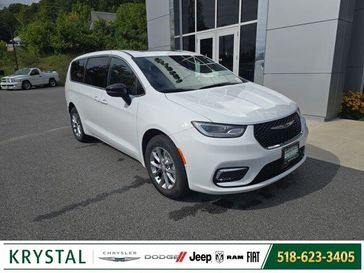New 2026 Chrysler Pacifica Select Awd