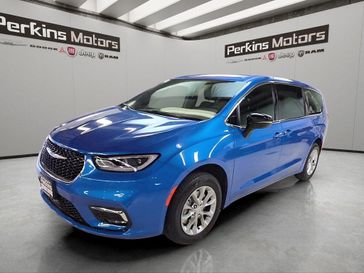 New 2026 Chrysler Pacifica Select Awd