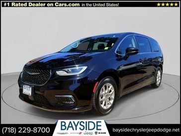 Used 2023 Chrysler Pacifica Touring L