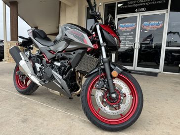 2024 KAWASAKI Z500 SE ABS CANDY PERSIMMON RED AND METALLIC FLAT SPARK BLACK AND METALLIC MATTE GRAPHENESTEEL GRAY