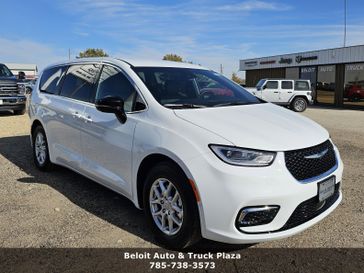 New 2026 Chrysler Pacifica Select