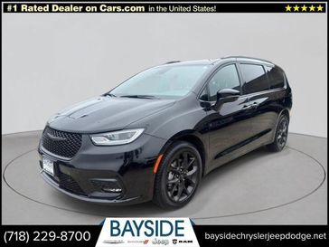 Used 2023 Chrysler Pacifica Limited AWD