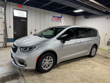 New 2026 Chrysler Pacifica Select in a Silver Mist Clear Coat exterior color and Blackinterior. Jensen Chrysler Dodge Jeep Ram 507-354-0542 jensenchryslerdodgejeepram.com 