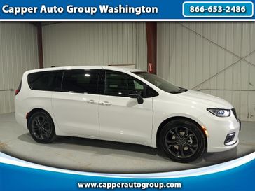 New 2026 Chrysler Pacifica Select