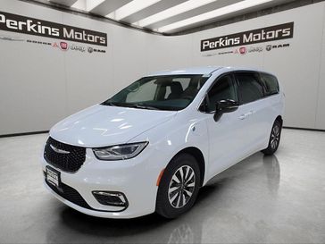 Used 2024 Chrysler Pacifica Hybrid Select