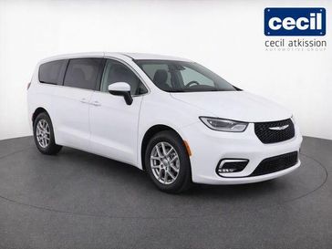 Used 2023 Chrysler Pacifica Touring L