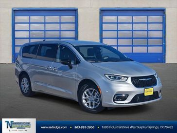 New 2026 Chrysler Pacifica Select