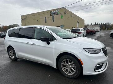 2024 Chrysler Pacifica Touring L's photo