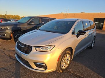 Used 2026 Chrysler Pacifica Select AWD