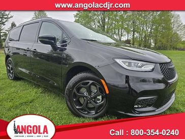 2025 Chrysler Pacifica Hybrid Select
