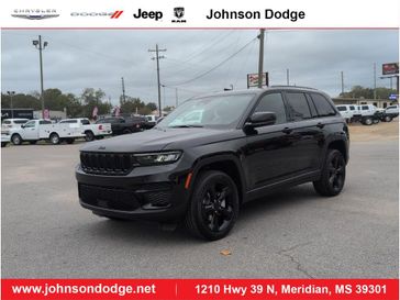 New 2025 Jeep Grand Cherokee Altitude X 4x2 Diamond Black Crystal Pearl Coat