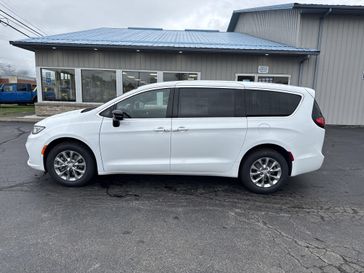 New 2026 Chrysler Pacifica Select