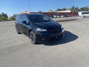 New 2025 Chrysler Pacifica Select