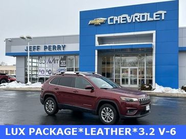 2020 Jeep Cherokee  in a Velvet Red Pearl Coat exterior color and Blackinterior. Jeff Perry Chrysler Jeep 815-859-8394 jeffperrychryslerjeep.com 