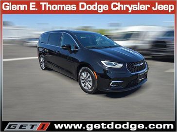 2025 Chrysler Pacifica Plug-in Hybrid Select