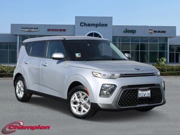 2021 Kia Soul S in a Sparkling Silver exterior color and Black/Grayinterior. Champion Chrysler Jeep Dodge Ram 800-549-1084 pixelmotiondemo.com 