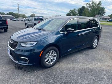 New 2025 Chrysler Pacifica Select