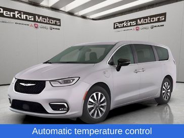 Used 2025 Chrysler Pacifica Select