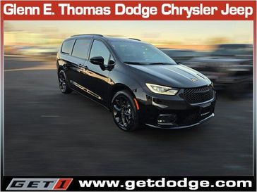 New 2026 Chrysler Pacifica Select