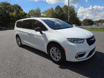 New 2026 Chrysler Pacifica Select Awd