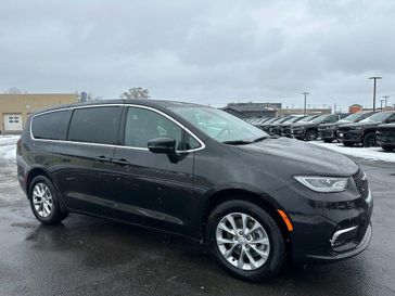 New 2026 Chrysler Pacifica Select Awd