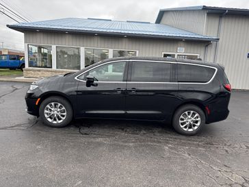 New 2026 Chrysler Pacifica Select