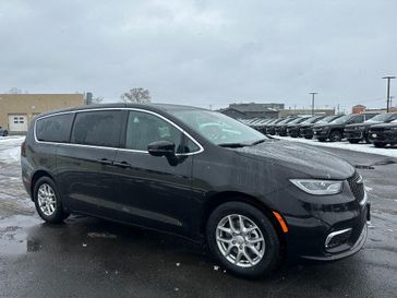 New 2026 Chrysler Pacifica Select