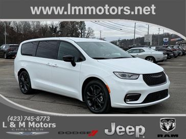 New 2026 Chrysler Pacifica Select