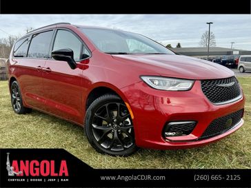 2026 Chrysler Pacifica Select's photo