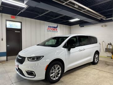 New 2026 Chrysler Pacifica Select Awd