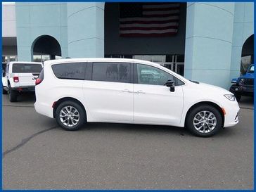 New 2026 Chrysler Pacifica Select