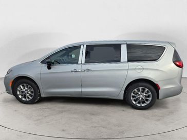 2026 Chrysler Pacifica Select's photo