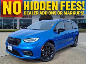 New 2026 Chrysler Pacifica Select